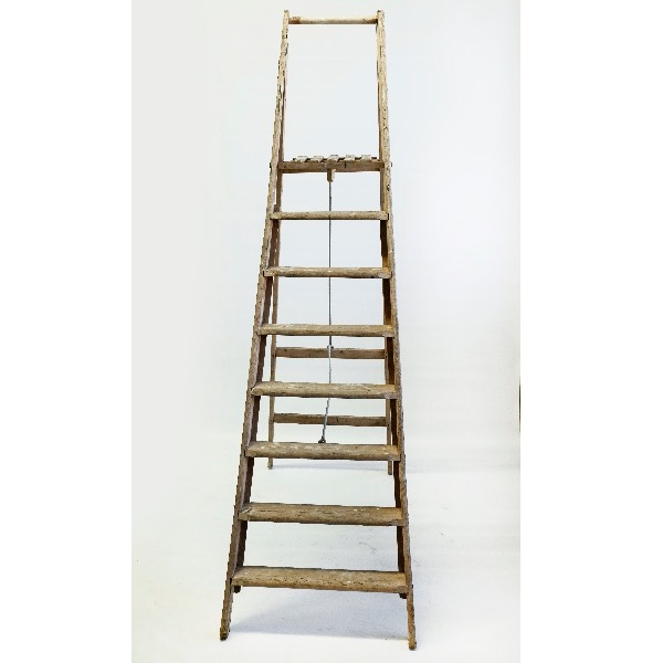 Vintage houten oude trap - hoog